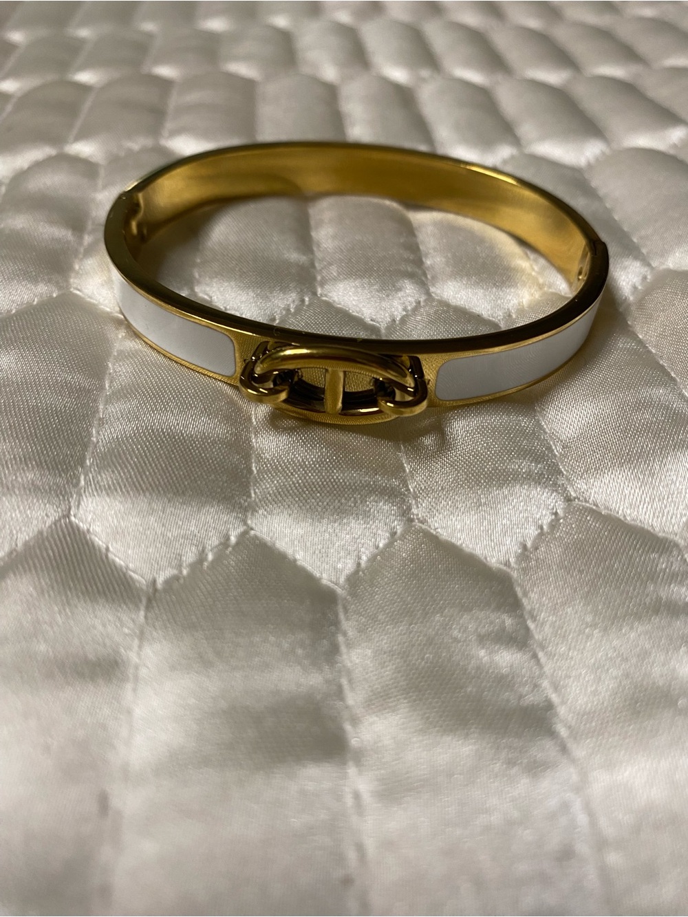 H Clic D'Ancre Bracelet featuring white enamel on Gold -Tone